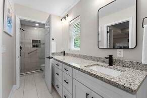 Fireside Fun by Avantstay Sleeps 18 Waterfront Pool