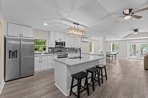 Fireside Fun by Avantstay Sleeps 18 Waterfront Pool