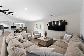 Fireside Fun by Avantstay Sleeps 18 Waterfront Pool