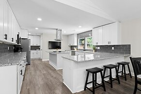 Fireside Fun by Avantstay Sleeps 18 Waterfront Pool