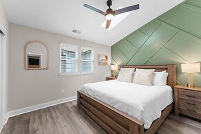 Fireside Fun by Avantstay Sleeps 18 Waterfront Pool