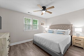 Fireside Fun by Avantstay Sleeps 18 Waterfront Pool