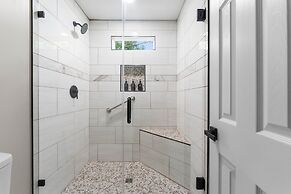 Fireside Fun by Avantstay Sleeps 18 Waterfront Pool