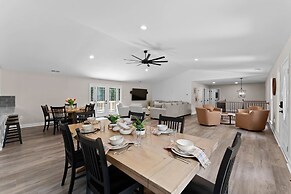 Fireside Fun by Avantstay Sleeps 18 Waterfront Pool