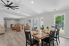 Fireside Fun by Avantstay Sleeps 18 Waterfront Pool