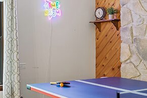 Mountain Must-have by Avantstay Indoor Hot Tub Game Room Fire Pit