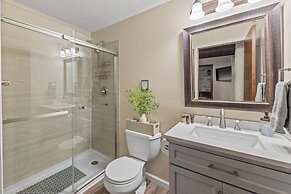 Mountain Must-have by Avantstay Indoor Hot Tub Game Room Fire Pit