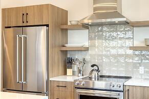 Aerie 1 by Avantstay Balcony Private Hot Tub