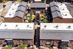 The Magnolia 4 by Avantstay Germantown Balcony