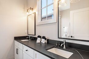 The Magnolia 1 by Avantstay Minutes to Downtown