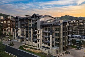 Silver Strike by Avantstay Direct Slope Access Hot Tub Views