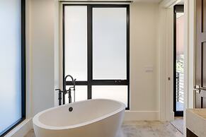 Silver Strike by Avantstay Direct Slope Access Hot Tub Views