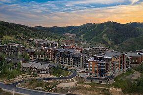 Silver Strike by Avantstay Direct Slope Access Hot Tub Views