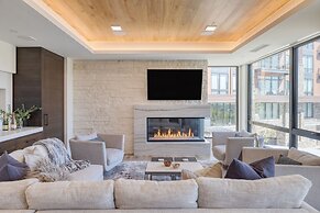 Silver Strike by Avantstay Direct Slope Access Hot Tub Views