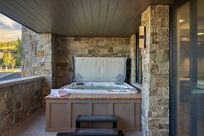 Silver Strike by Avantstay Direct Slope Access Hot Tub Views