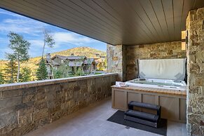 Silver Strike by Avantstay Direct Slope Access Hot Tub Views