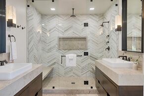 Silver Strike by Avantstay Direct Slope Access Hot Tub Views