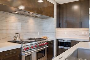 Silver Strike by Avantstay Direct Slope Access Hot Tub Views