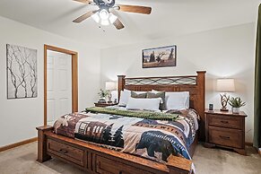 Mews Mountain House by Avantstay Walk to Beach Hot Tub Game Room