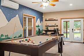 Mews Mountain House by Avantstay Walk to Beach Hot Tub Game Room
