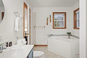 Mews Mountain House by Avantstay Walk to Beach Hot Tub Game Room