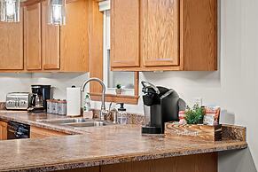 Mews Mountain House by Avantstay Walk to Beach Hot Tub Game Room