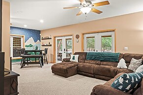 Mews Mountain House by Avantstay Walk to Beach Hot Tub Game Room