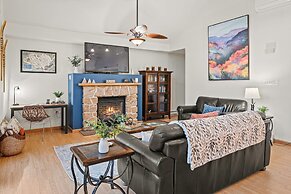 Mews Mountain House by Avantstay Walk to Beach Hot Tub Game Room