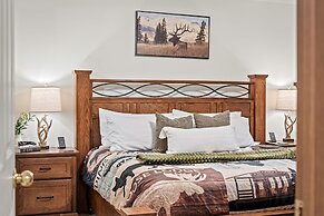 Mews Mountain House by Avantstay Walk to Beach Hot Tub Game Room