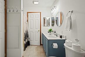 Mews Mountain House by Avantstay Walk to Beach Hot Tub Game Room