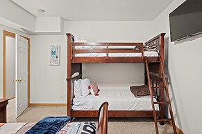 Mews Mountain House by Avantstay Walk to Beach Hot Tub Game Room