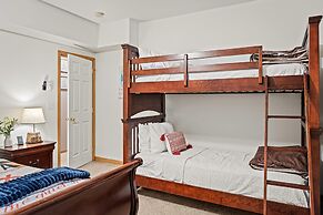 Mews Mountain House by Avantstay Walk to Beach Hot Tub Game Room