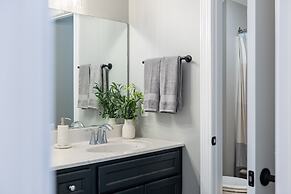 Luxuriously Lakeside by Avantstay Lakefront Retreat w Game Room