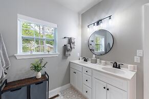 Luxuriously Lakeside by Avantstay Lakefront Retreat w Game Room