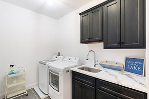 Luxuriously Lakeside by Avantstay Lakefront Retreat w Game Room