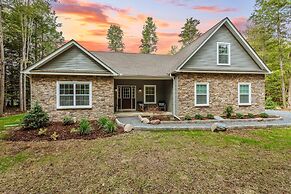 Luxuriously Lakeside by Avantstay Lakefront Retreat w Game Room