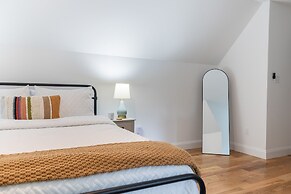 Luxuriously Lakeside by Avantstay Lakefront Retreat w Game Room