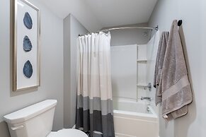 Luxuriously Lakeside by Avantstay Lakefront Retreat w Game Room