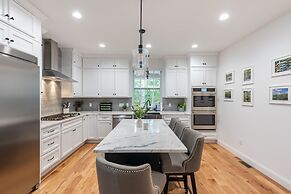 Luxuriously Lakeside by Avantstay Lakefront Retreat w Game Room