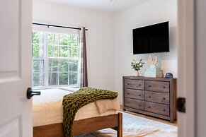 Luxuriously Lakeside by Avantstay Lakefront Retreat w Game Room