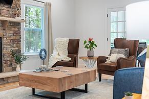 Luxuriously Lakeside by Avantstay Lakefront Retreat w Game Room