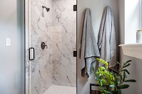 Luxuriously Lakeside by Avantstay Lakefront Retreat w Game Room