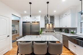 Luxuriously Lakeside by Avantstay Lakefront Retreat w Game Room