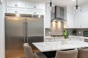 Luxuriously Lakeside by Avantstay Lakefront Retreat w Game Room