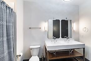 Lindsley by Avantstay Balcony Modern Design A Downtown Location