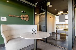 Lindsley by Avantstay Balcony Modern Design A Downtown Location