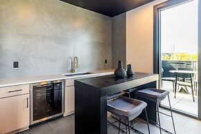 Lindsley by Avantstay Balcony Modern Design A Downtown Location