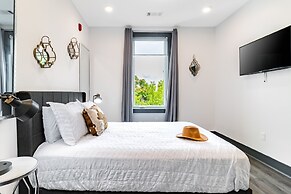 Lindsley by Avantstay Balcony Modern Design A Downtown Location