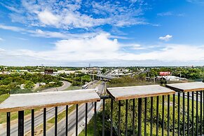 Lindsley by Avantstay Balcony Modern Design A Downtown Location