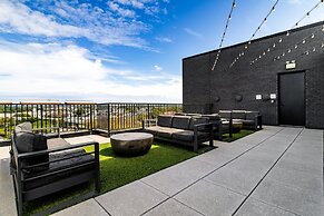 Lindsley by Avantstay Balcony Modern Design A Downtown Location